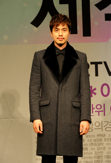 Actor Lee Dong-wook poses during a press conference for upcoming TV series "Wild Romance" held in Seoul, South Korea on January 2, 2012. [KBS]