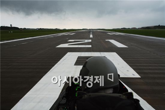 공군 수송기, 성남비행장 통제탑에 날개 부딪혀…수리비 2억8000만원