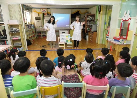 서울시 자치구 최초로 지난해 5월 문을 연 성북구 어린이 급식관리지원센터에서 4~5세 어린이들이 식품안전 및 영양섭취에 관한 교육을 받고 있는 모습.
