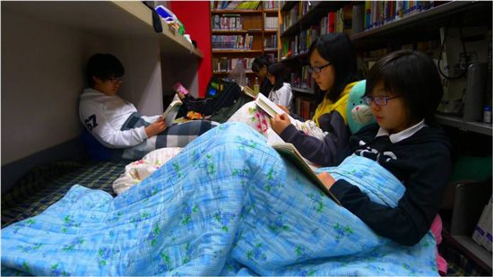 서울 봉원중학교 독서모임에 참여하고 있는 아이들이 도서관에 모여 앉아 책을 읽고 있다. 이 학교의 독서모임은 현재 22개다. 1년 새 책이 아이들을 완전히 바꿔놨다. 공부를 잘 못하던 아이들은 자신감을 되찾았고, 덩달아 성적도 올랐다. 봉원중학교는 올해 이 독서모임을 더 크게 키울 계획이다. 
