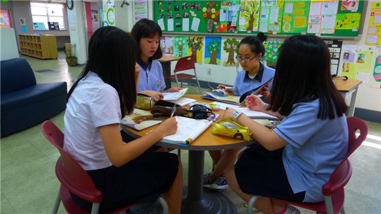 서울 봉원중학교 독서모임의 활동 모습. 이 학교 전교생 831명 가운데 100여명이 독서모임에 참여하고 있다. 