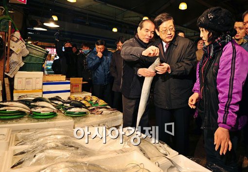 [포토] 수산시장 찾은 김황식 총리