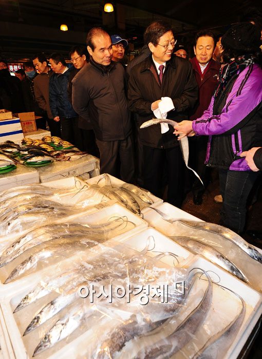 [포토] 제주산 갈치 직접 구입하는 김황식 총리