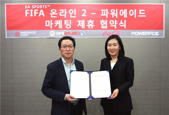 네오위즈게임즈 조계현 COO(좌)와 한국 코카콜라 김희영 마케팅 이사가 협약을 체결하고 있다.