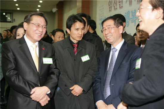 박원순 시장과 차성수 구청장이 신년인사회 도중 웃으면서 얘기를 나누고 있다.