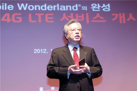 이석채 KT 회장이 지난 2일 ‘LTE 간담회’에서 자사 LTE 전략을 소개하고 있다.