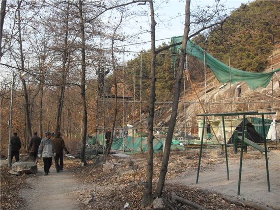 불암산 대표적 흉물인 ‘무허가 배드민턴장’ 철거