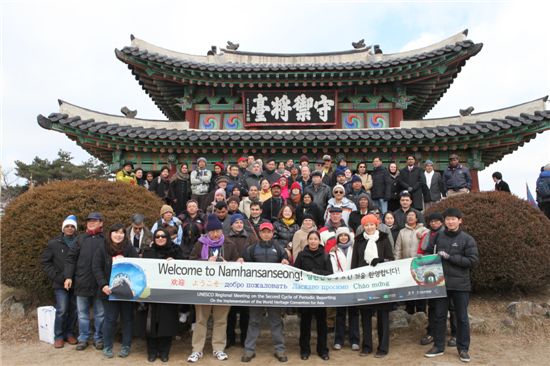 하오몽상팀이 지난달 10일 남한산성을 찾은 유네스코 아시아태평양회의 29개국 130여명 참가자들과 만나 함께 답사한 후 기념사진을 찍고 있다.