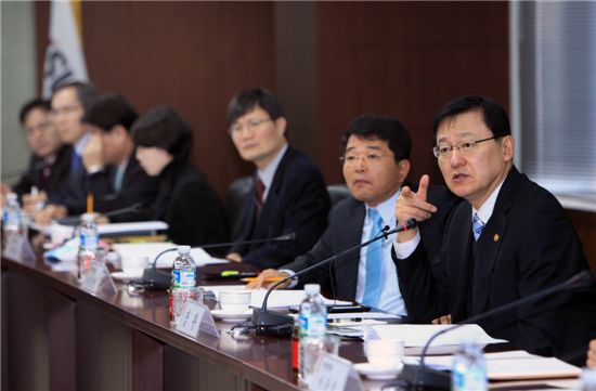 [포토]홍석우 장관 "무역보험은 우리 수출의 마중물"