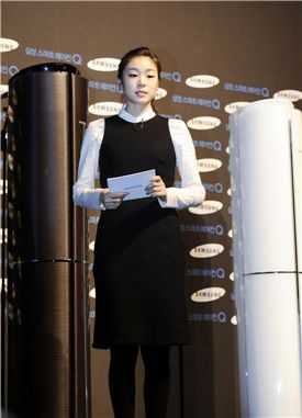 삼성전자 에어컨 모델인 김연아가 신제품 '스마트에어컨Q' 앞에서 포즈를 취하고 있다. 
