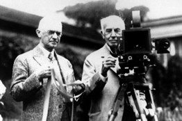 1920년 코닥의 창립자 조지 이스트만(좌)과 발명왕 토마스 애디슨이 함께 발명한 카메라로 촬영하고 있다. 