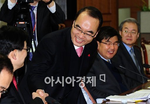 [포토] 국가정책조정회의 참석하는 박재완 장관