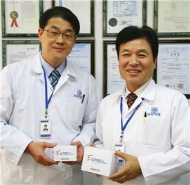 백혈병 치료제 ‘슈펙트’ 개발자인 일양약품 김동연 사장(오른쪽)과 조대진 박사(뒷 배경은 슈펙트 관련 특허증).