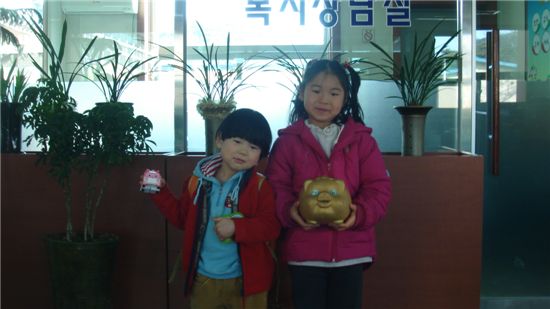 1년 꼬박 모은 동전 기부, 고사리손들의 사랑