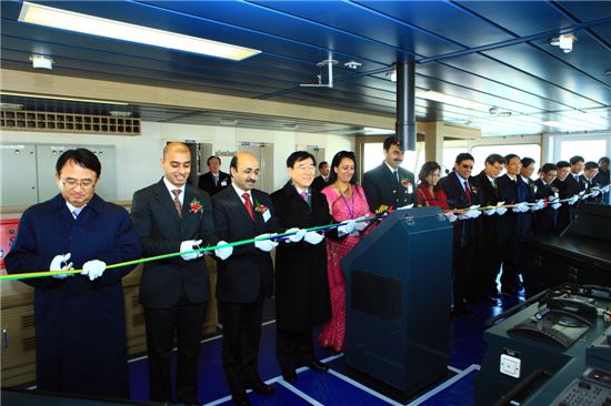 울산 현대중공업 해양공장에서 강창준 해양사업본부장(왼쪽 네번째)과 선주사 관계자 등이 참석한 가운데 새해 첫 선박의 명명식이 열렸다.
