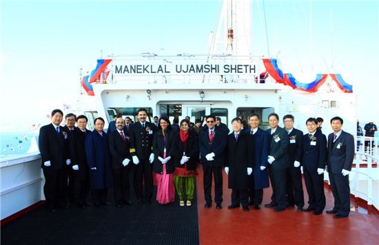 울산 현대중공업 해양공장에서 강창준 해양사업본부장(오른쪽 여섯번째)과 선주사 관계자 등이 참석한 가운데 새해 첫 선박의 명명식이 열렸다. 