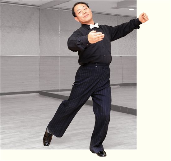 [당당한 인생2막 50+]“난 신명난 늦깎이 춤꾼...손 한번 잡아드릴까요”