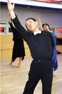 [당당한 인생2막 50+]“난 신명난 늦깎이 춤꾼...손 한번 잡아드릴까요”