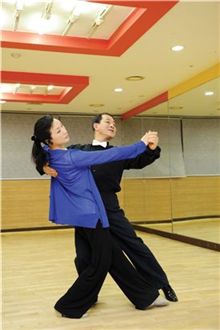 [당당한 인생2막 50+]“난 신명난 늦깎이 춤꾼...손 한번 잡아드릴까요”