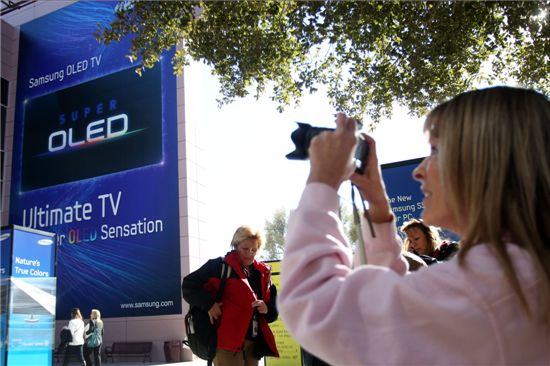 삼성전자가 미국 라스베이거스 컨벤션 센터에서 'OLED TV' 대형 광고물을 설치했다. 
