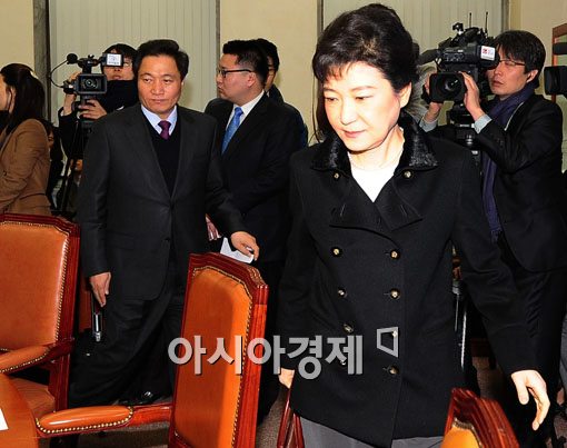 [포토] 회의 참석하는 박근혜 위원장
