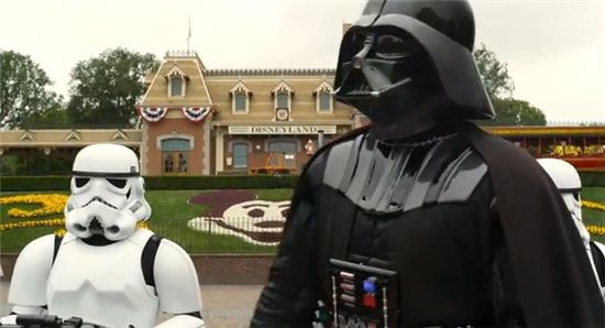 디즈니랜드에 간 다스베이더(출처 : 유튜브 화면 캡쳐).
