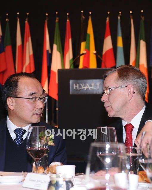 [포토] 대화 나누는 박재완-토머스