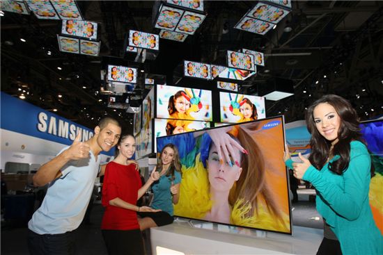 ▲삼성전자는 'CES 2012'에서 164대의 TV와 LFD로 만든 스마트 모뉴먼트를 설치하며 기술력 과시에 나섰다. 