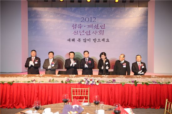 노희찬 섬유산업연합회 회장(왼쪽에서 세번째)와 김황식 국무총리(왼쪽에서 네번째)