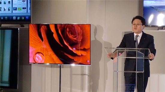 안승권 LG전자 사장이 9일 라스베이거스 베네시안 호텔에서 열린 프레스컨퍼런스에서 55인치 OLED TV를 소개하고 있다.  