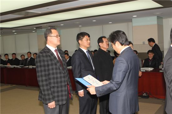 김우영 은평구청장(오른쪽)이 향방산업, 세림비엠씨 관계자에게 일자리창출 우수기업 인증서를 주고 있다.