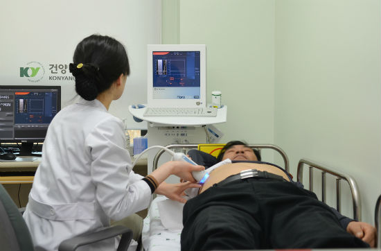 대전 건양대병원이 간조직을 떼지 않고 간질환을 알아볼 수 있는 '간 섬유화 스캔' 장비로 환자를 진료하고 있다.