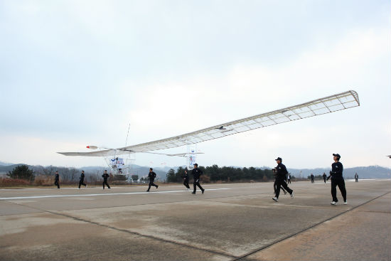 2009년 12월 공군사관학교 학생들이 진행한 인간동력항공기 비행 모습.
