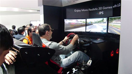 CES 전시장에 설치 된 LG전자의 IPS 3D 게임 존. 