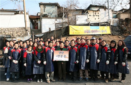 롯데칠성음료 이남권 경영지원본부장(왼쪽 네번째)과 이영철 노조위원장(왼쪽 세번째)등 롯데칠성 임직원 일동이 연탄은행 허기복 대표(가운데)에게 연탄 4만장을 기증하고 있다.
