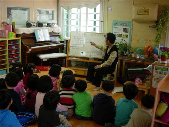 김영구씨가 유치원 어린이들에게 한자를 가르치고 있다.