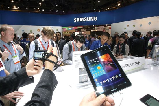 삼성전자는 ‘CES 2012’에서 LTE를 지원하는 ‘갤럭시 노트’와 ‘갤럭시탭7.7’을 최초로 공개했다. 사진은 ‘갤럭시탭7.7 LTE’.