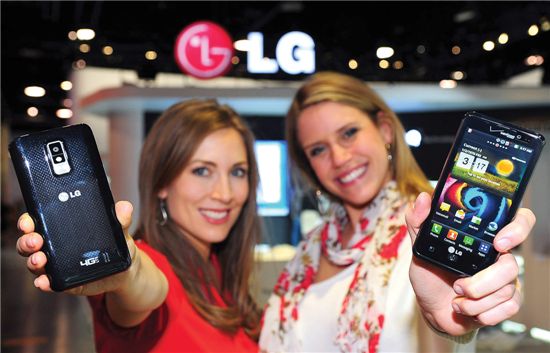 모델들이 LG전자 LTE폰 ‘스펙트럼(Spectrum)’을 들고 포즈를 취하고 있다.