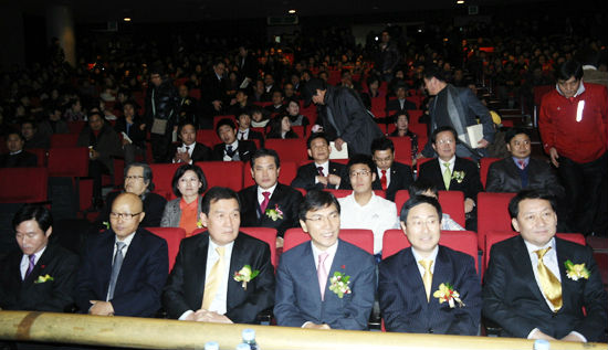 안희정 충남지사가 지난 10일 박범계 민주통합당 대전시당 공동위원장의 출판기념회에 참석해 행사를 지켜보고 있다.