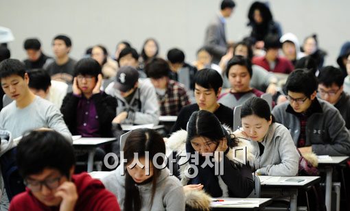 [포토] 진지한 편입시험 응시생들