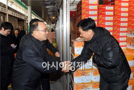 박재완 기획재정부 장관이 12일 안양 남부시장을 찾아 과일 시세를 묻고 있다. 