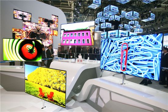 삼성전자의 55인치 '슈퍼 OELD TV'가 미국 라스베이거스에서 열린 'CES 2012'의 각종 상을 휩쓸고 있다. 
