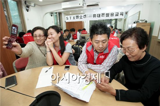 [포토]"휴대폰 사용, 어렵지 않아요~" 셀카찍는 할머니