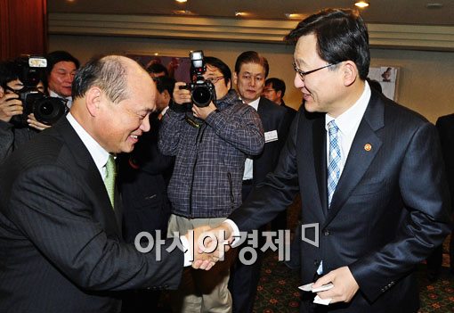 [포토] 기업임원들 만나는 홍석우 장관