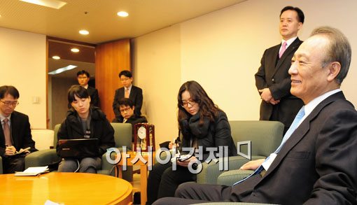 [포토] 내부 갈등설 해명하는 김승유 하나금융회장