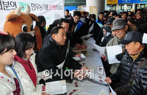 [포토] 농협, '한우고기 소비촉진 가두 캠페인'