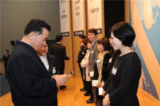 권점주 신한생명 사장(왼쪽)이 14일 천안연수원에서 열린 경영전략회의에서 우수 영업직원들을 시상하고 있다.
