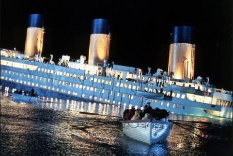 영화 '타이타닉' 中 침몰하는 초호화 유람선에서 승무원과 승객들이 구명보트를 타고 탈출하고 있는 모습.