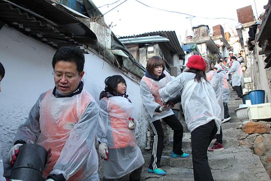 최종만 호반건설 사장(왼쪽)과 임직원 60여명은 지난 14일 서울 노원구 상계동에서 사랑의 연탄나눔 봉사활동을 펼쳤다. / 호반건설

