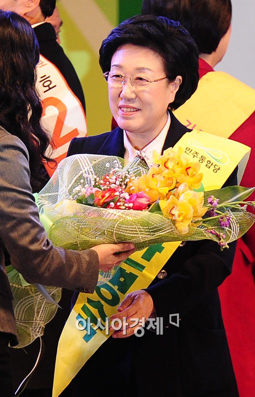 [포토] 축하 꽃다발 받는 한명숙 신임 대표